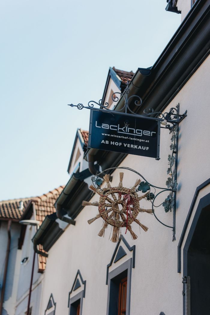 Znak s Heurigenbuschen