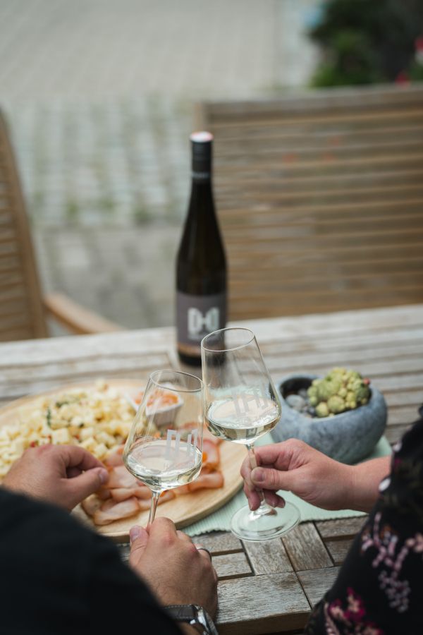 Dvojice si pochutnává na svačině.