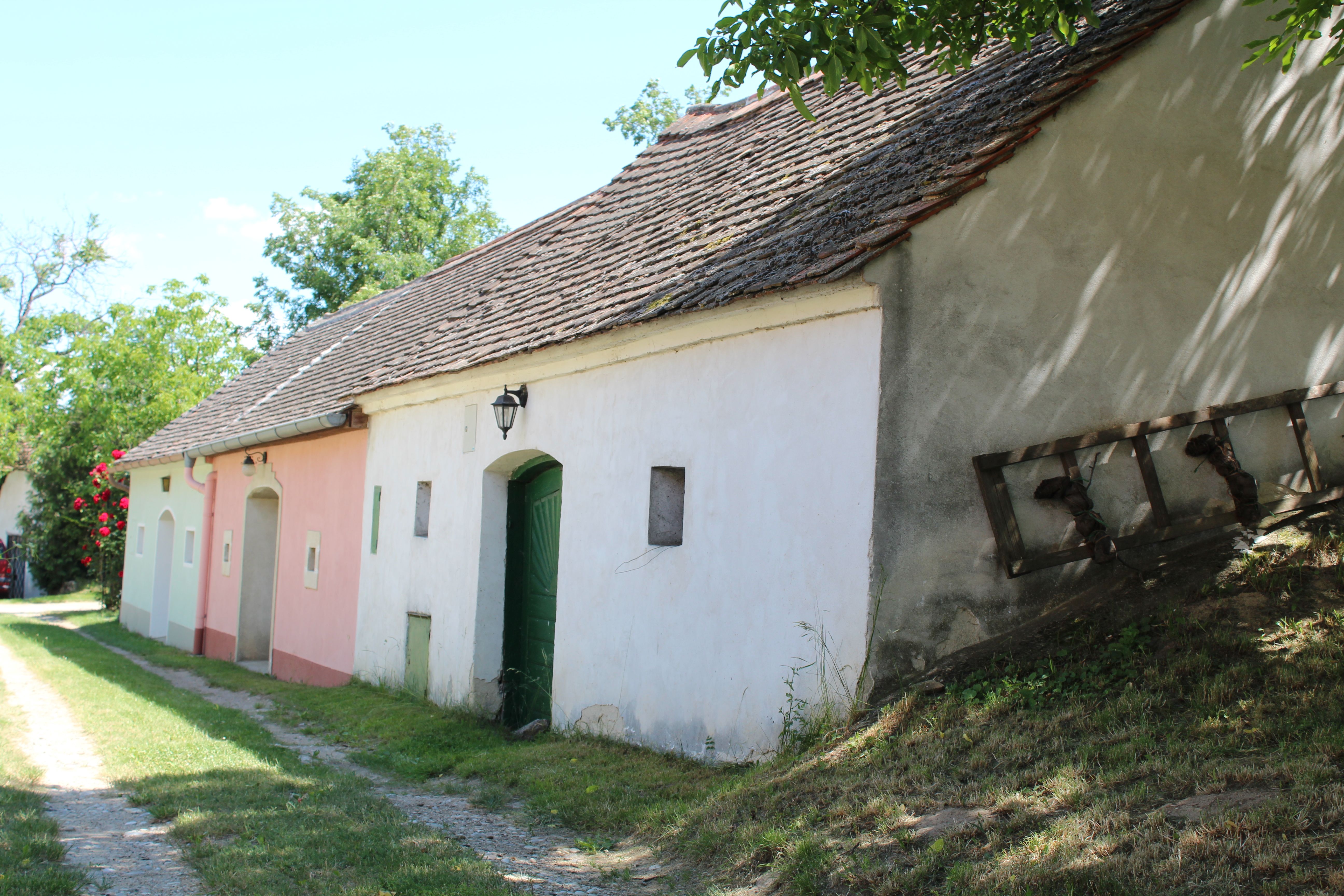 Tradiční vinné sklepy ve sklepních uličkách v rakouském Stoitzendorfu.