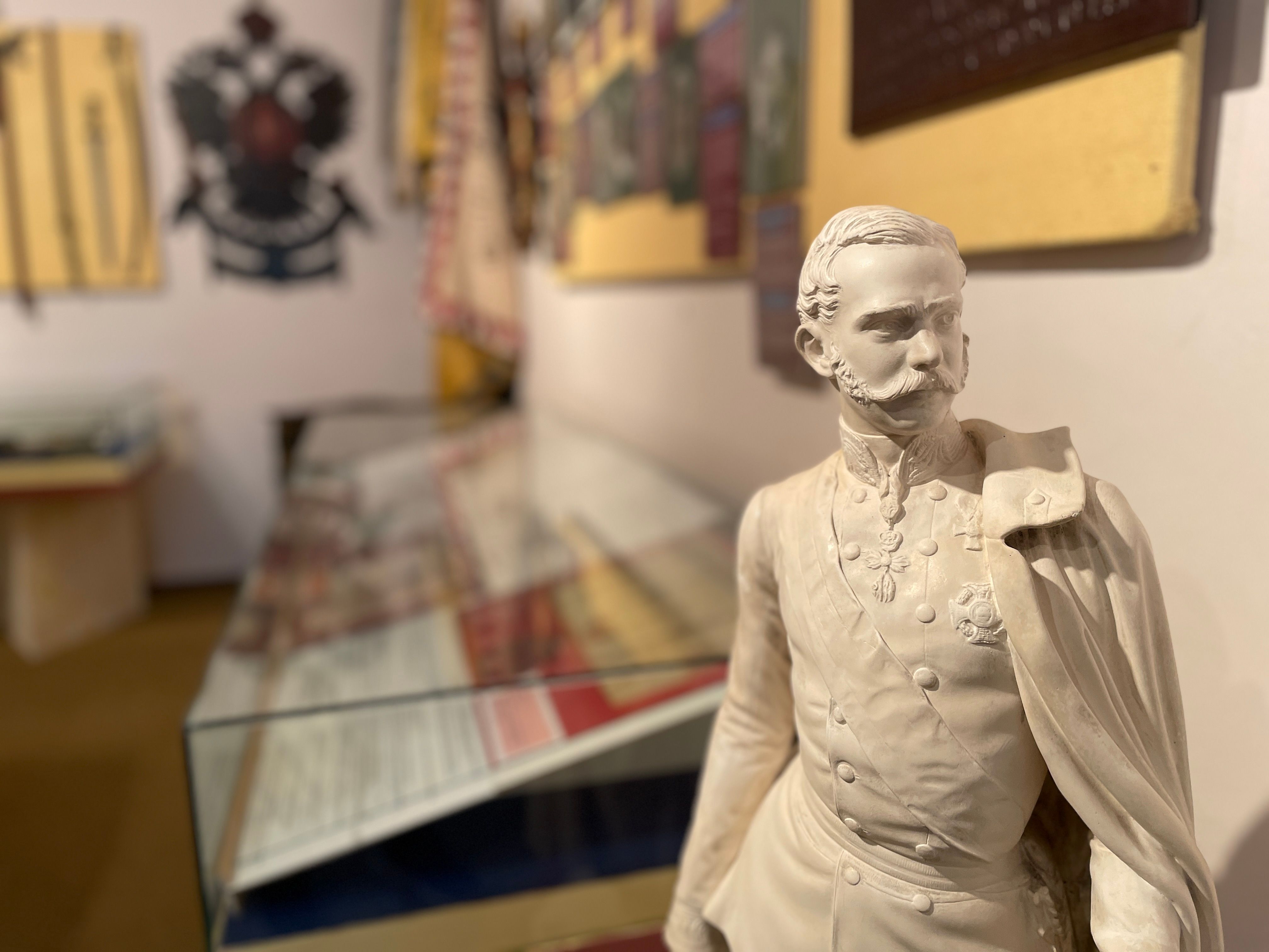 Socha muže v uniformě v místním historickém muzeu Persenbeug-Gottsdorf.