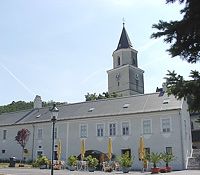 Kostel s věží a sousední budovou v obci St. Andrä-Wördern.