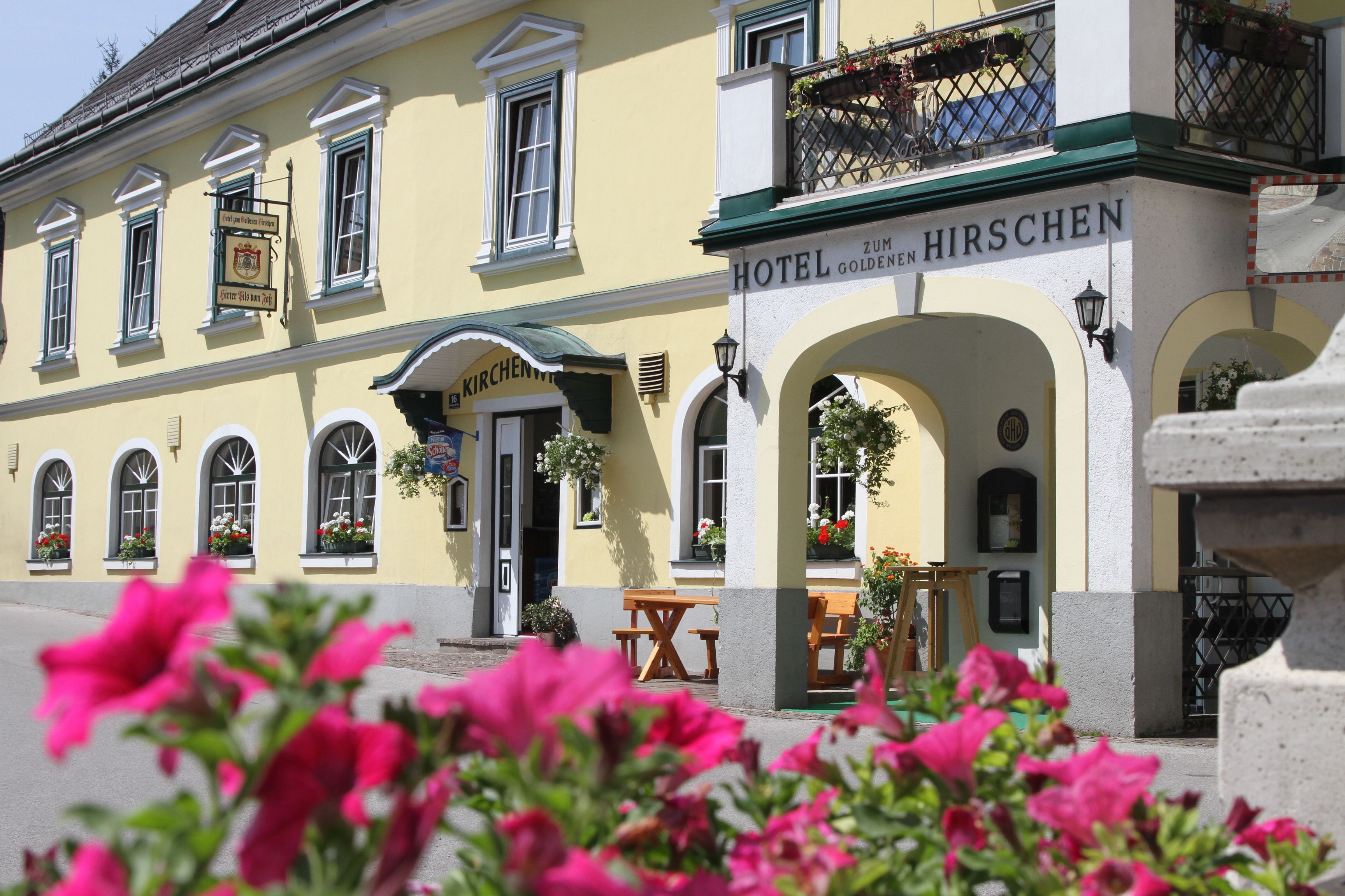 Hotel zum Goldenen Hirschen v létě