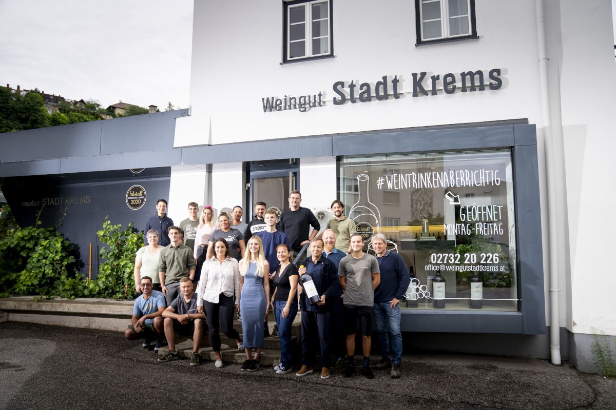 Tým před vinařstvím