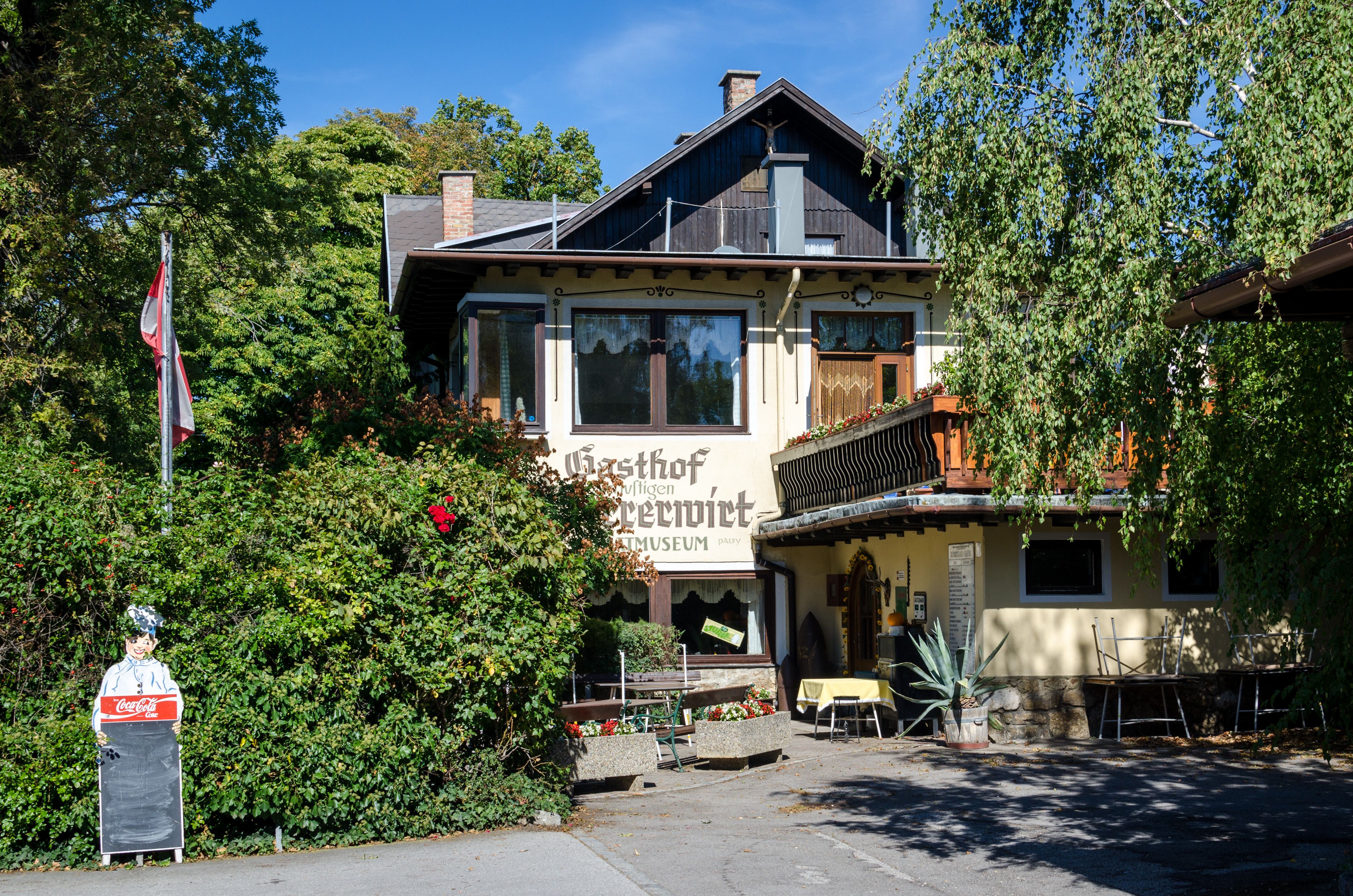 Gasthof Scherrerwirt s terasou a okolní zelení.