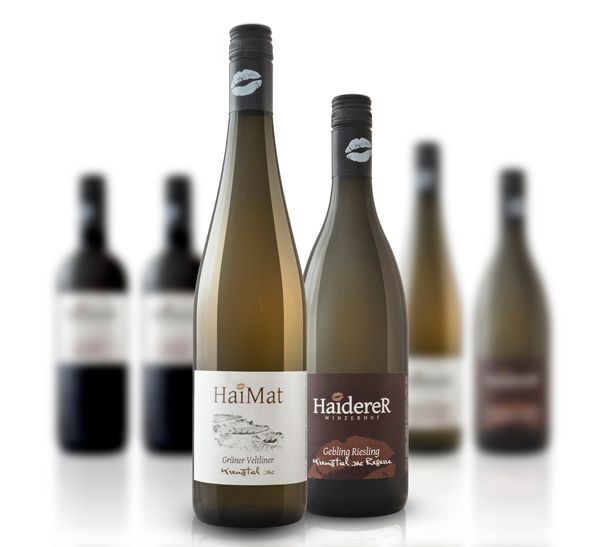 Dvě láhve vína v popředí, rozmazané láhve v pozadí.