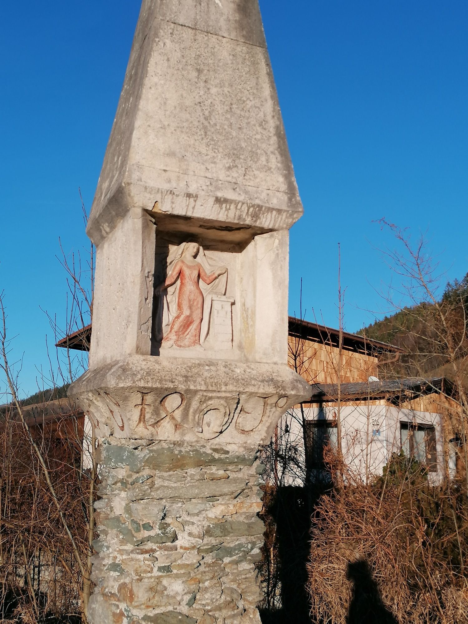 Kamenný reliéf Madony