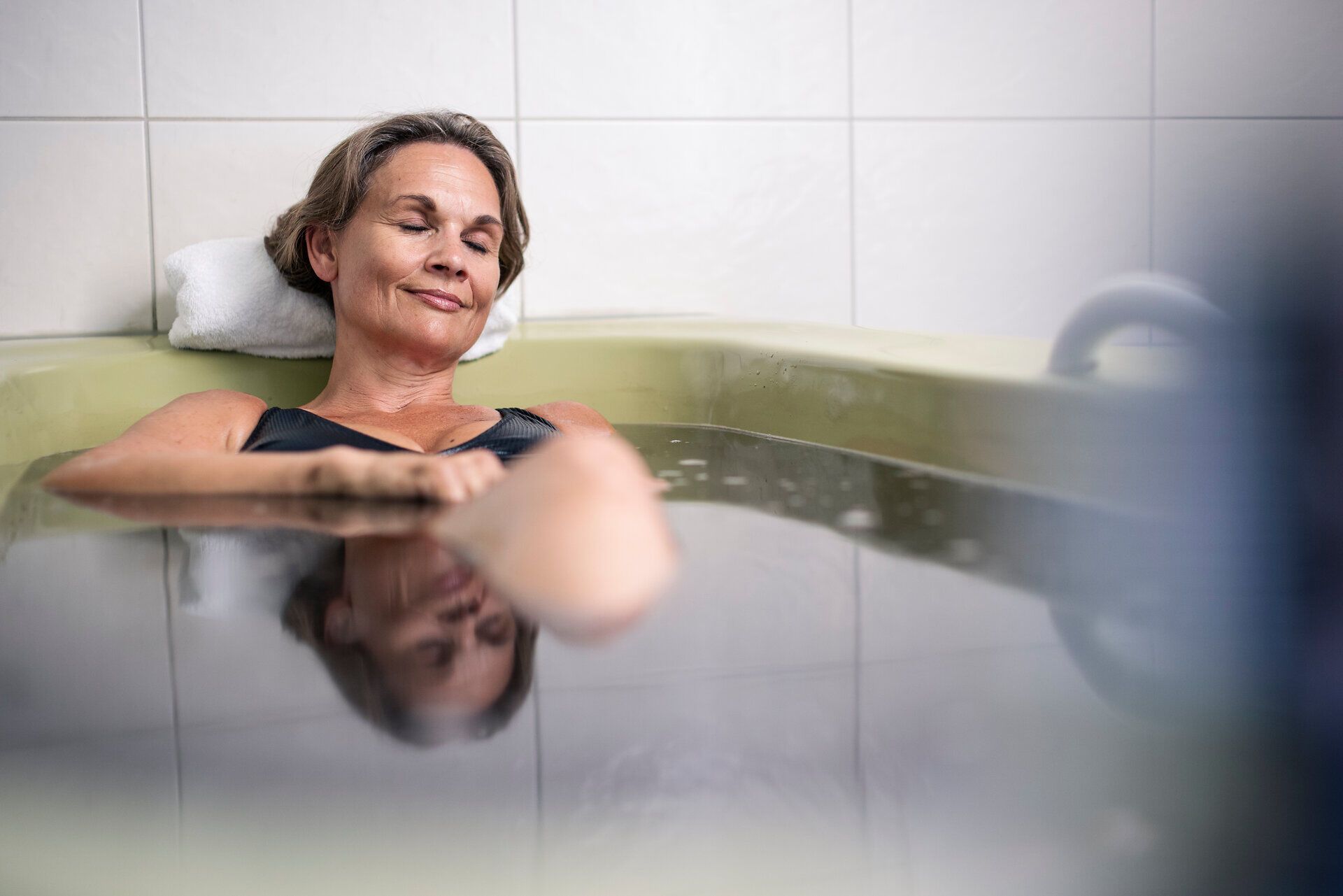 Žena si odpočívá při bahenní kúře v lázních Bad Großpertholz ve Waldviertelu.