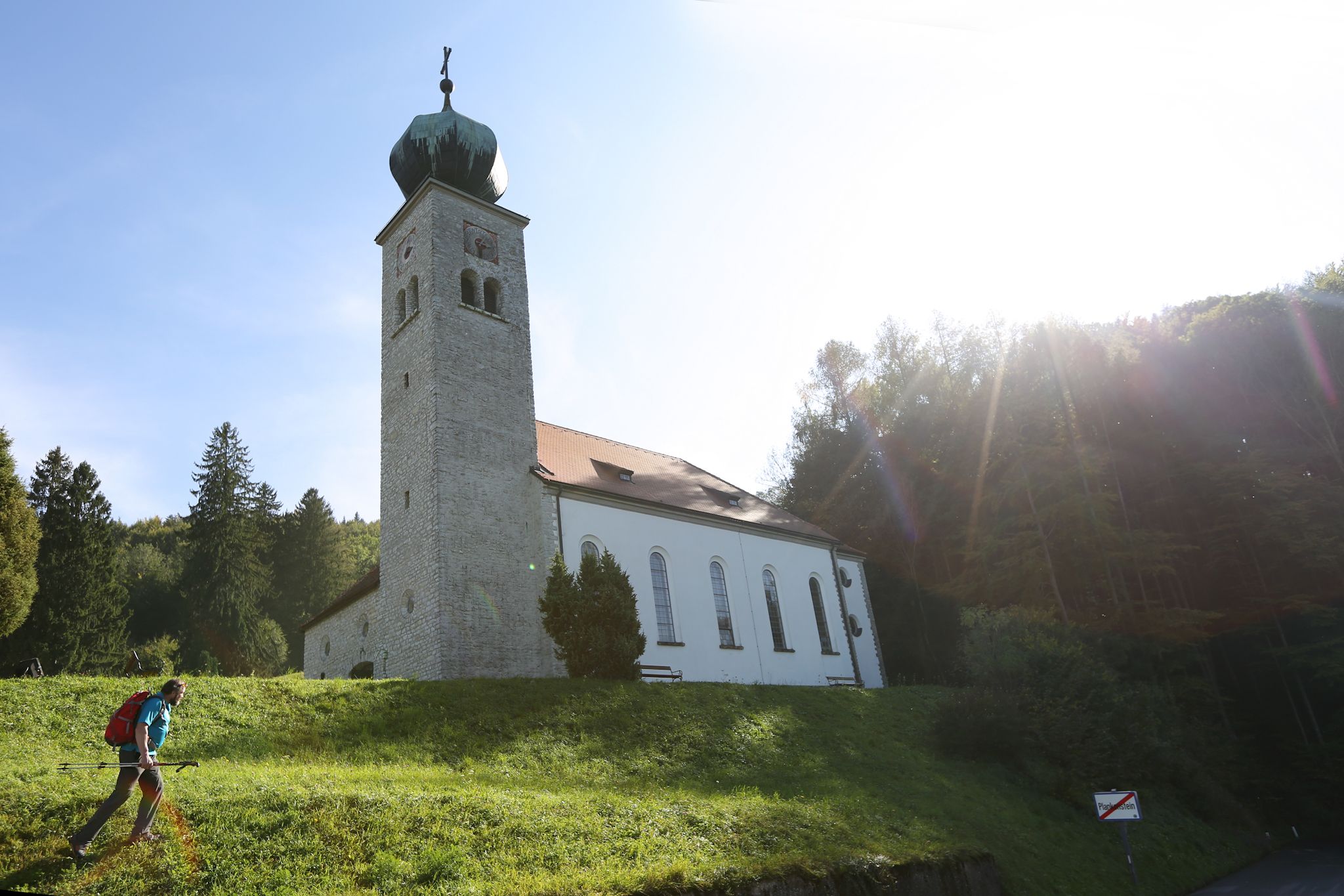 Poutní kostel Maria Schnee s turistou v popředí.