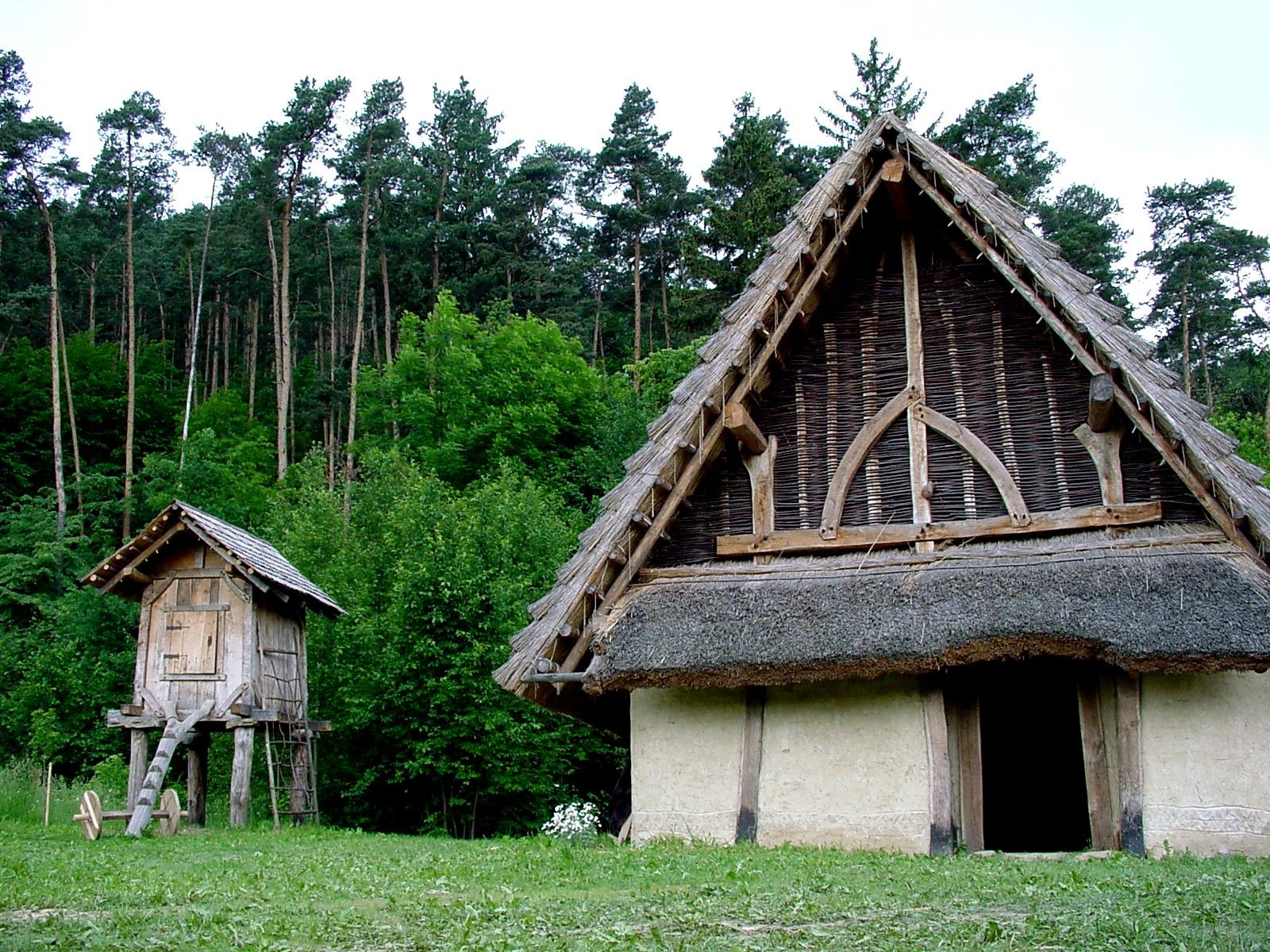 Tradiční dřevěné domy ve skanzenu Elsarn.