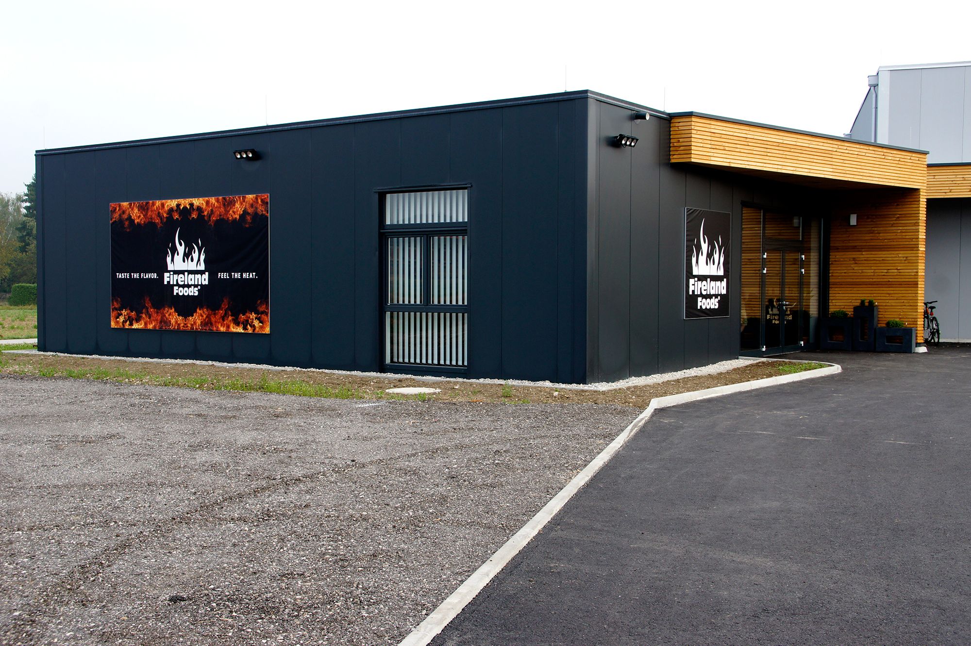 Vnější pohled na moderní budovu s logem a sloganem Fireland Foods.