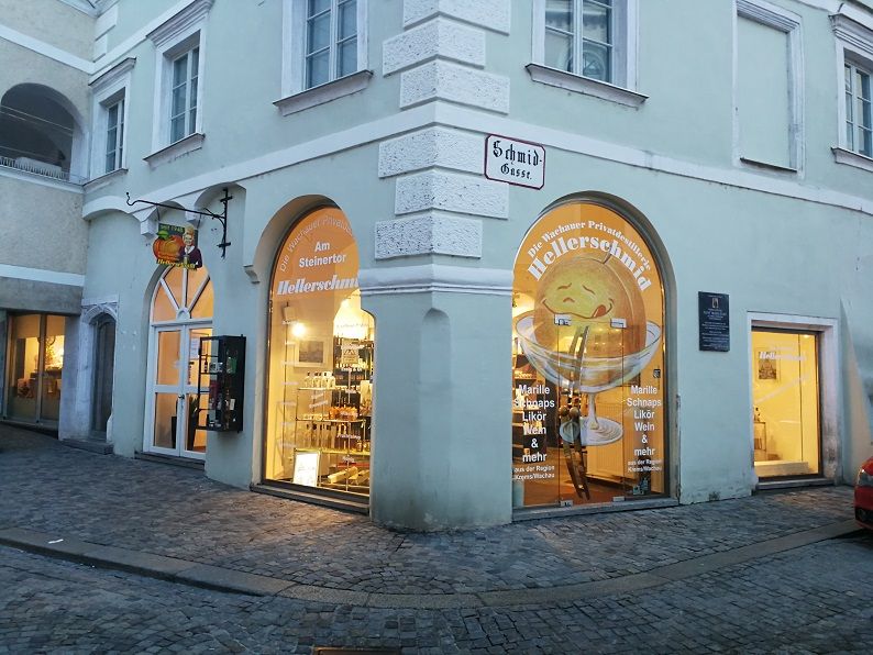 Vchod do obchodu Hellerschmid ve staré městské ulici.