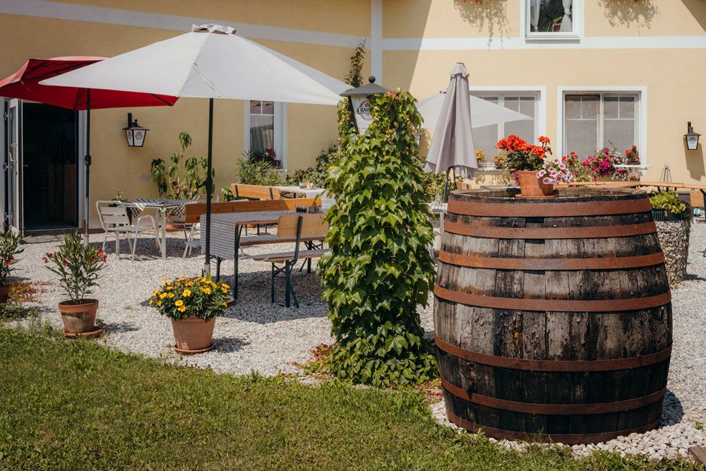 Platz nehmen im grünen Gastgarten