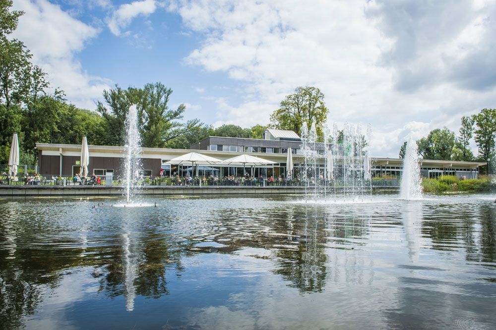 Z leknínového jezírka přímo před restaurací vyvěrají fontány.