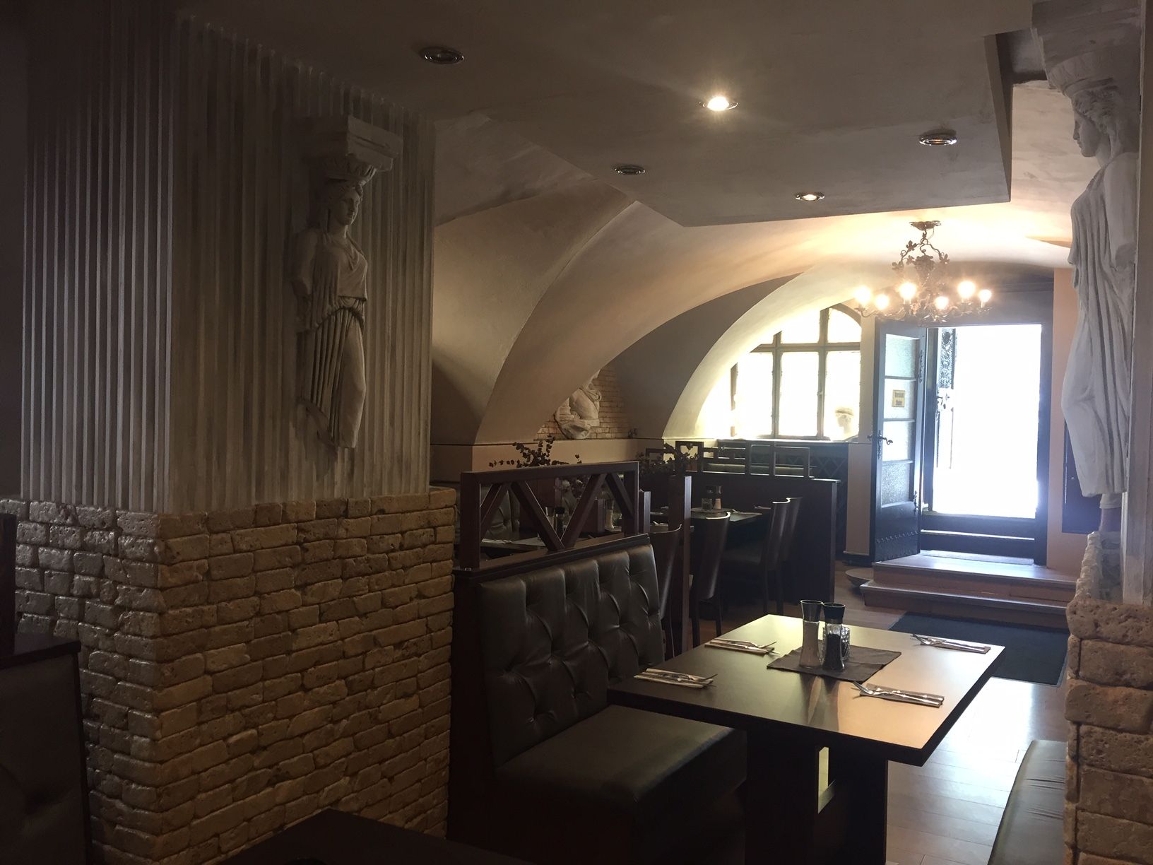 Restaurace uvnitř klenby a stoly 