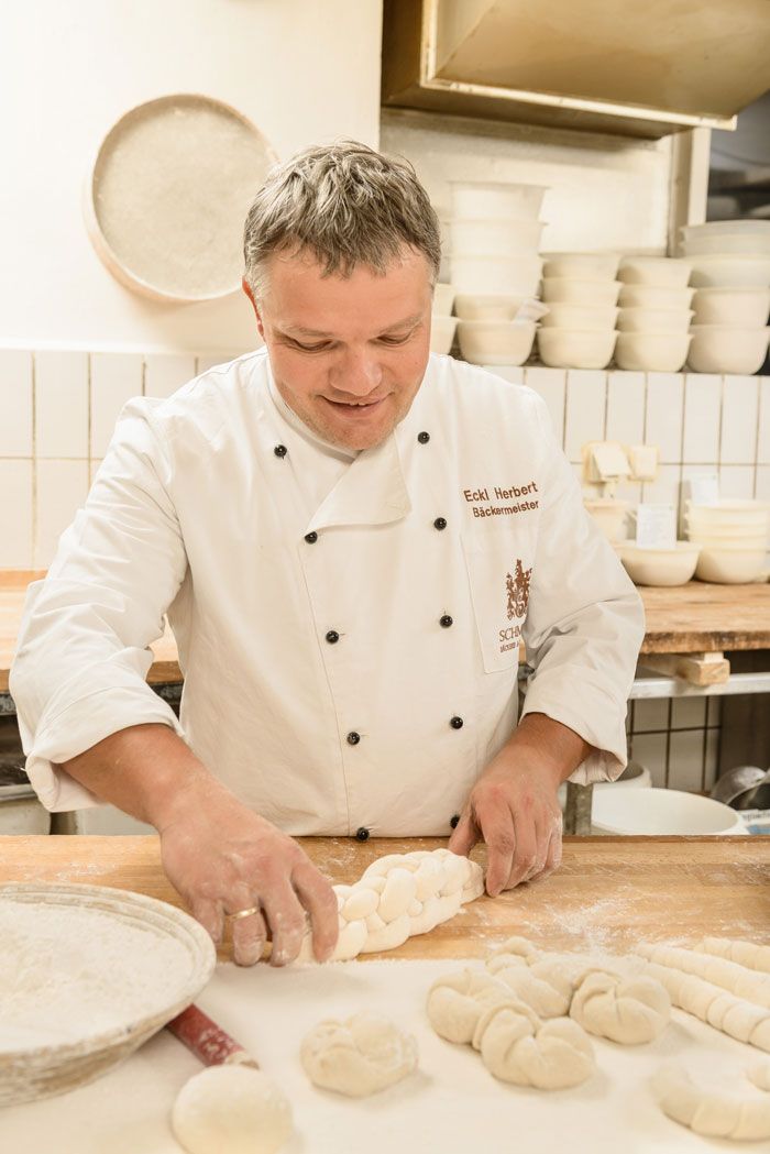 Mistr pekař formuje těsto v pekárně.