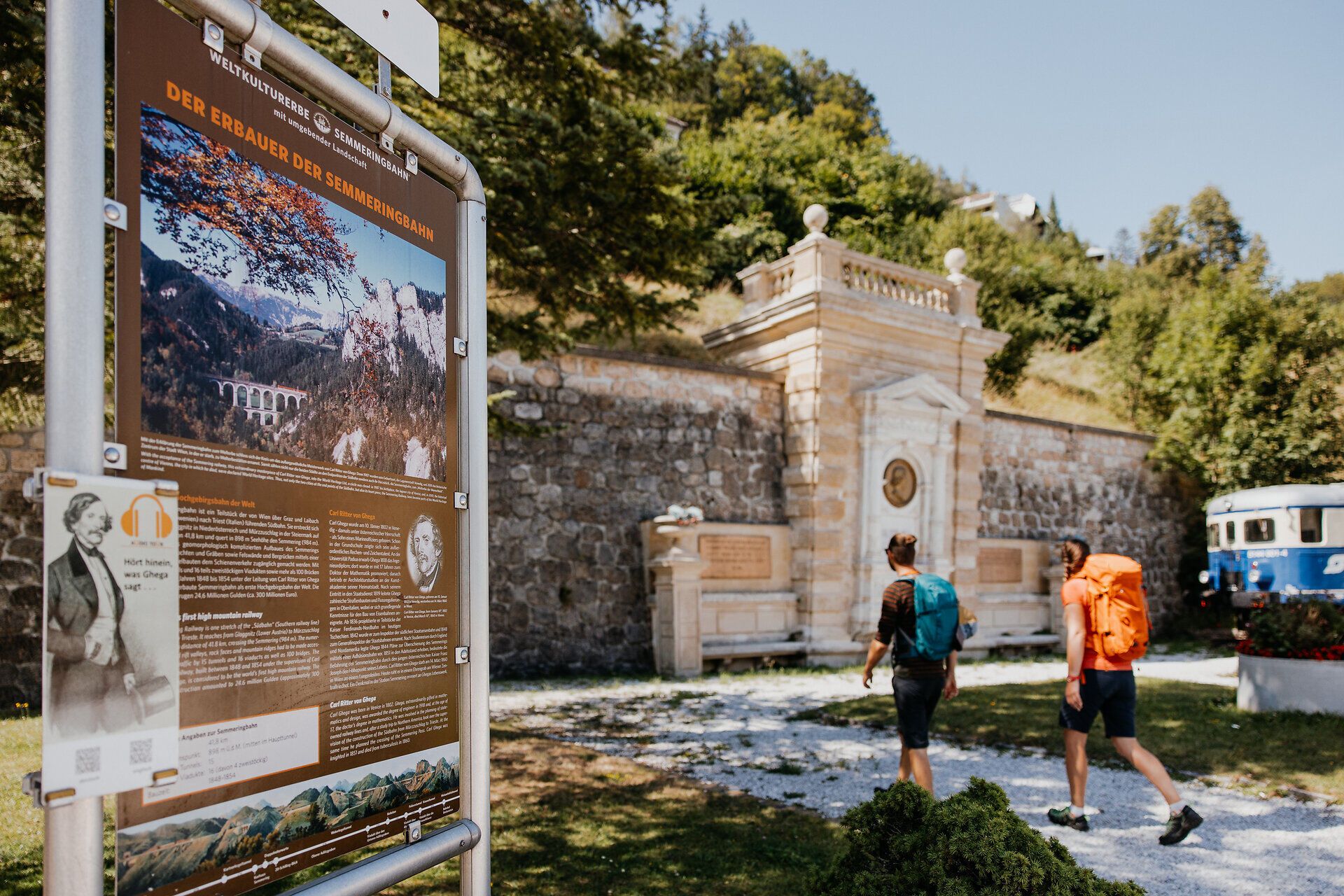 Der Bahnwanderweg führt durch eine atemberaubende Landschaft, in der die majestätischen Berge der Wiener Alpen in den Himmel ragen. Wanderer genießen die frische Bergluft und die malerischen Ausblicke, während sie die historischen Stätten entlang des Weges erkunden. Ein unvergessliches Erlebnis für Naturliebhaber und Geschichtsinteressierte.