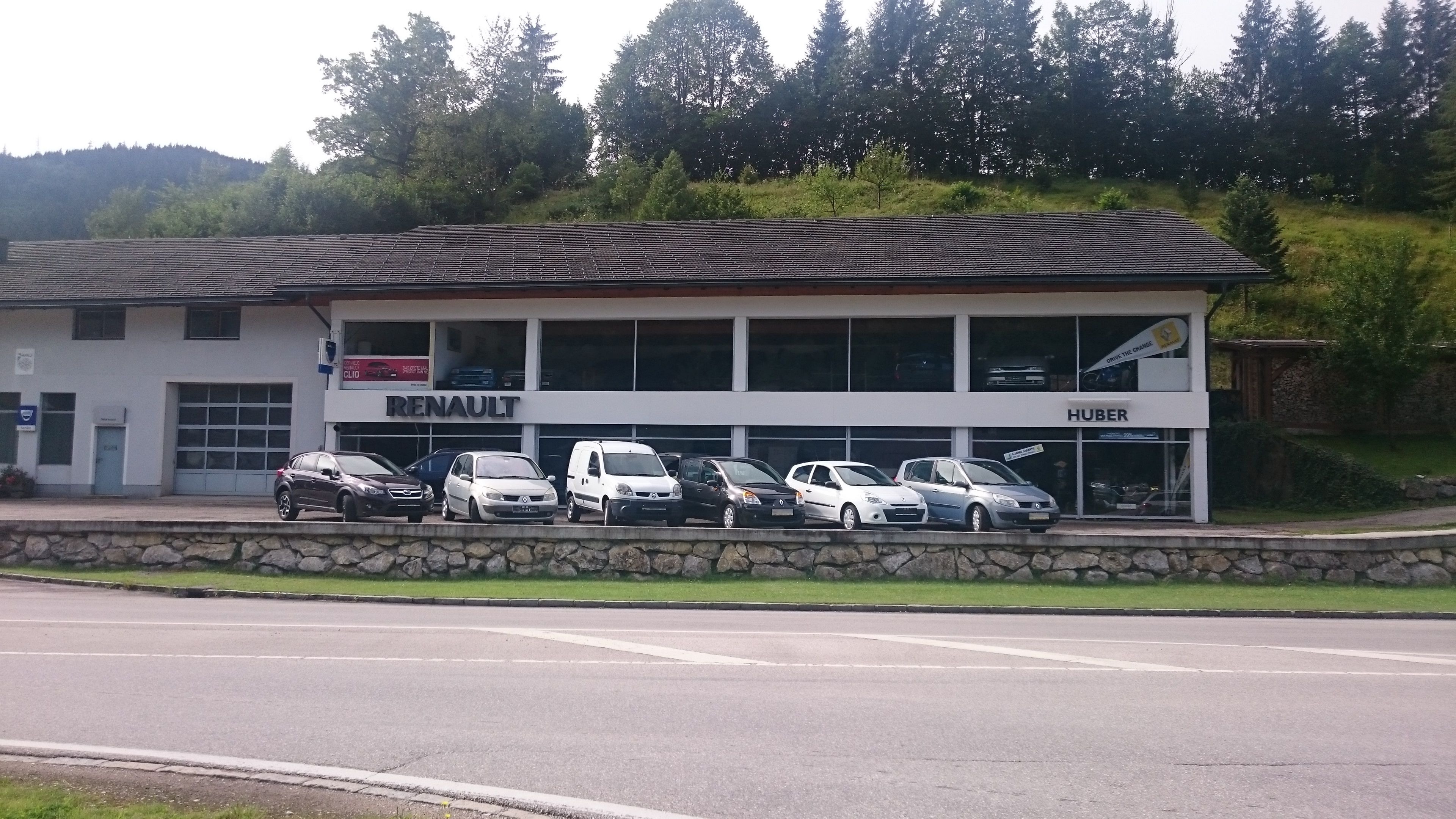 Autohaus Huber s logem Renault a několika vozy před ním.