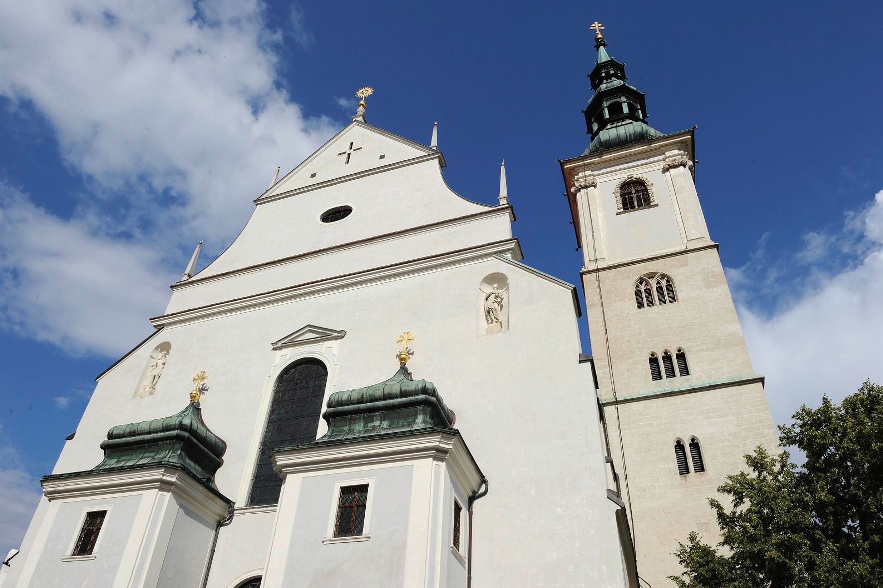 Pohled na katedrálu ve Wachau zepředu s modrou oblohou v pozadí.