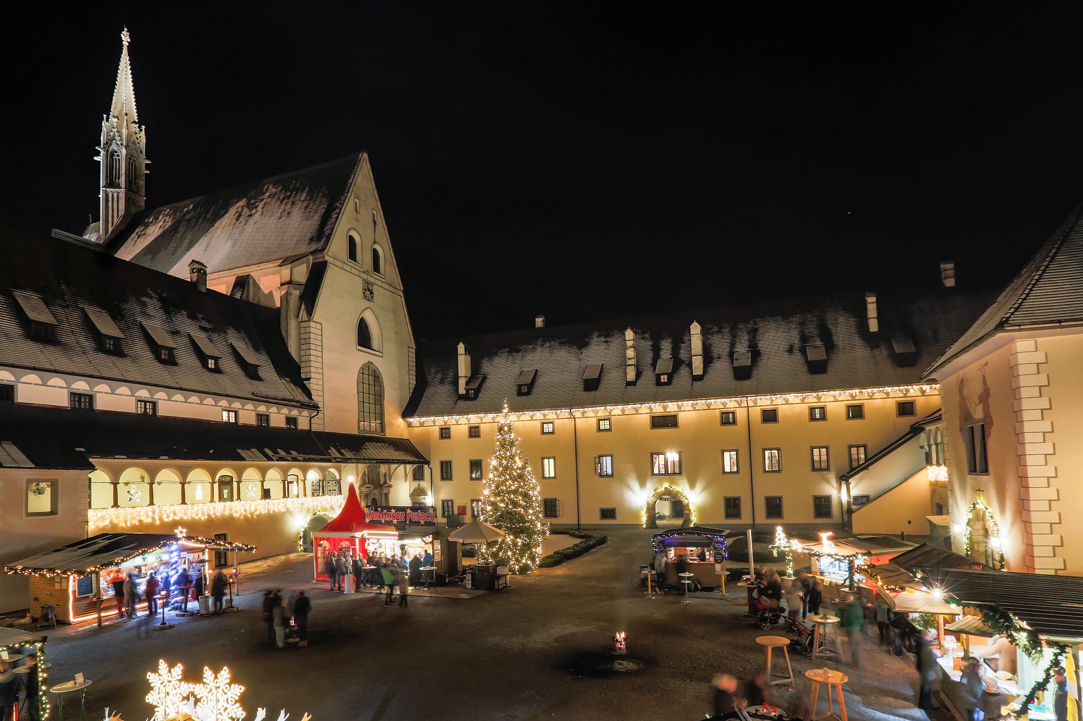 Hořící Vánoce v Kartausenu s výhledem na kostel