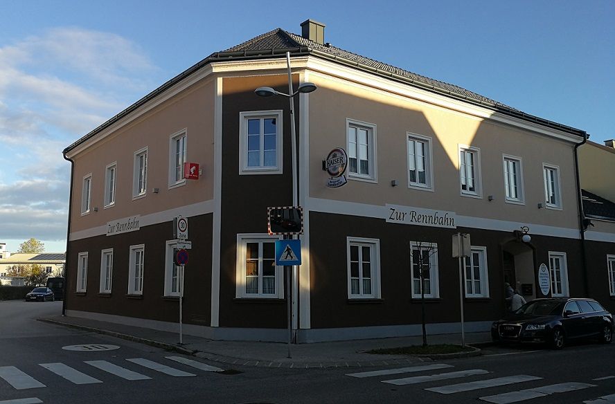 Nárožní budova s nápisem "Zur Rennbahn" a nápisem Kaiser beer.