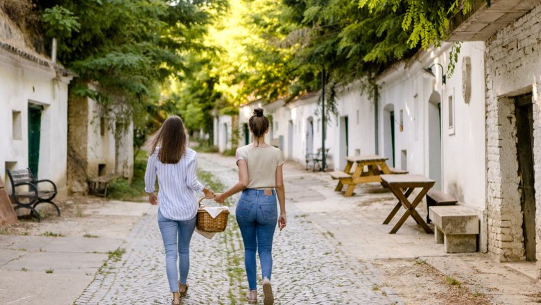 Piknik ve sklepní uličce., © Weinviertel Tourismus/Doris Schwarz-König