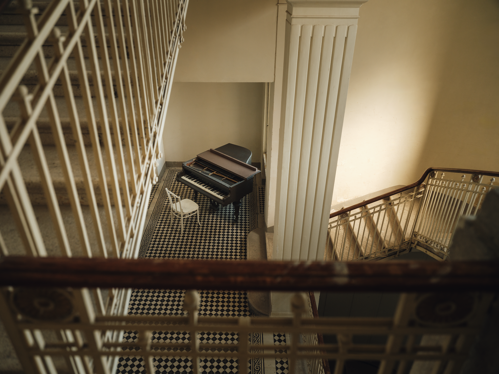 In der ruhigen Atmosphäre des Südbahnhotels entfaltet sich die Melodie des Lebens, während ein einsames Klavier in der Ecke des Treppenhauses auf seine nächsten Töne wartet. Die sanften Lichtstrahlen, die durch die hohen Fenster fallen, verleihen dem Raum eine einladende Wärme und laden dazu ein, die Seele baumeln zu lassen.