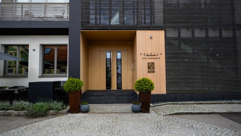 Vchod do hotelu Relais & Chateaux Mörwald s moderní architekturou a dlážděným nádvořím.