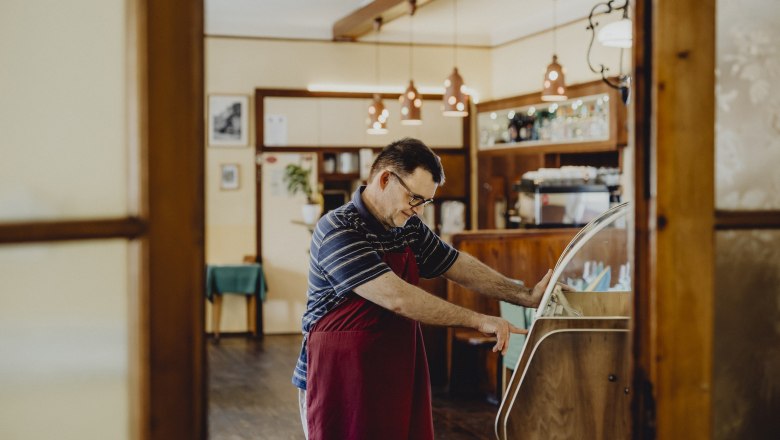 Útulný obývací pokoj s jukeboxem, © Niederösterreich Werbung/Sophie Menegaldo