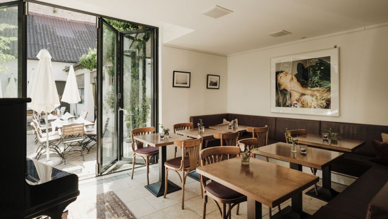 Guest room complemented by vinotheque & wine cellar, &copy; Nieder&ouml;sterreich Werbung/Michael Reidinger