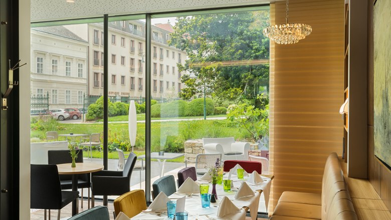 Lobby with a view of the park, © At the Park Hotel