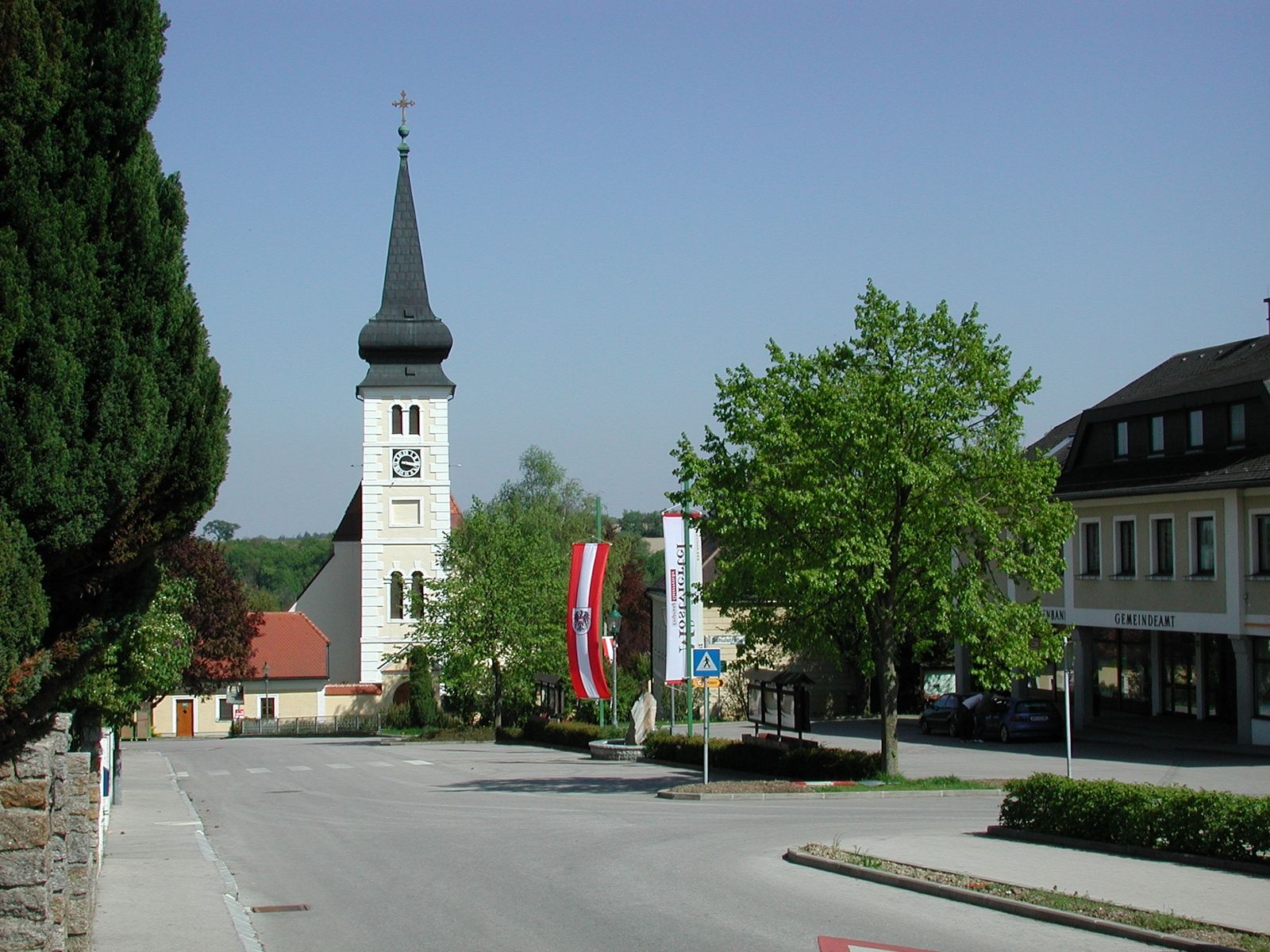 Tržní náměstí ve Ferschnitz s kostelem a farním úřadem.