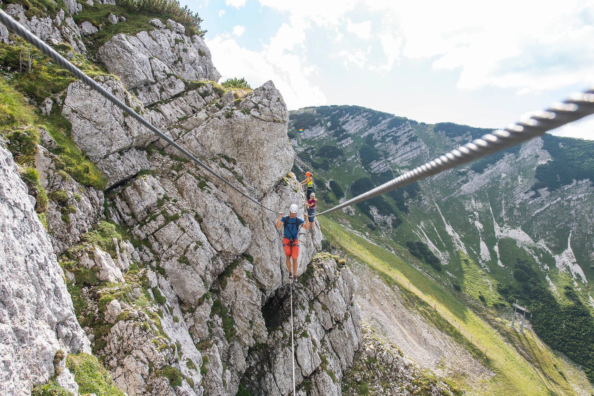 Schwindelerregende Höhen und atemberaubende Ausblicke erwarten Abenteuerlustige am Heli-Kraft Klettersteig. Hier, wo die Felsen steil aufragen und die Natur in voller Pracht erblüht, spürt man die Freiheit der Berge. Ein unvergessliches Erlebnis für alle, die das Abenteuer suchen.
