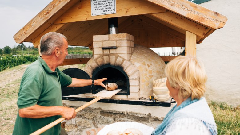 Euro Velo 13 Windmühle Retz Brot backen  WTG Gollner 23, © Weinviertel Tourismus / Gollner