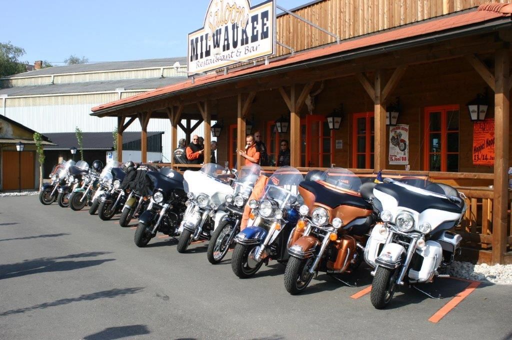 Motorky před restaurací a barem Saloon Milwaukee.