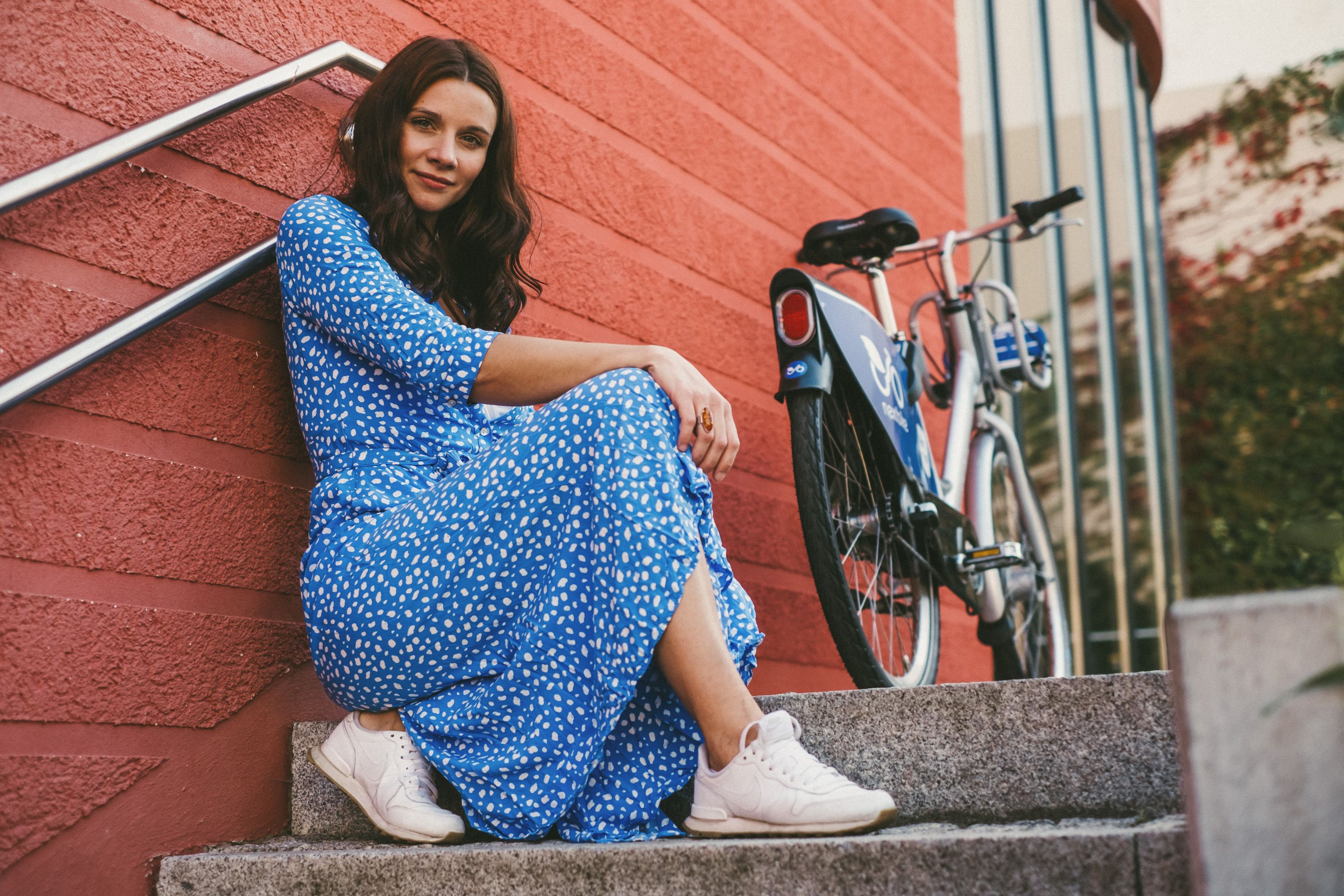 sedící dáma s nextbike