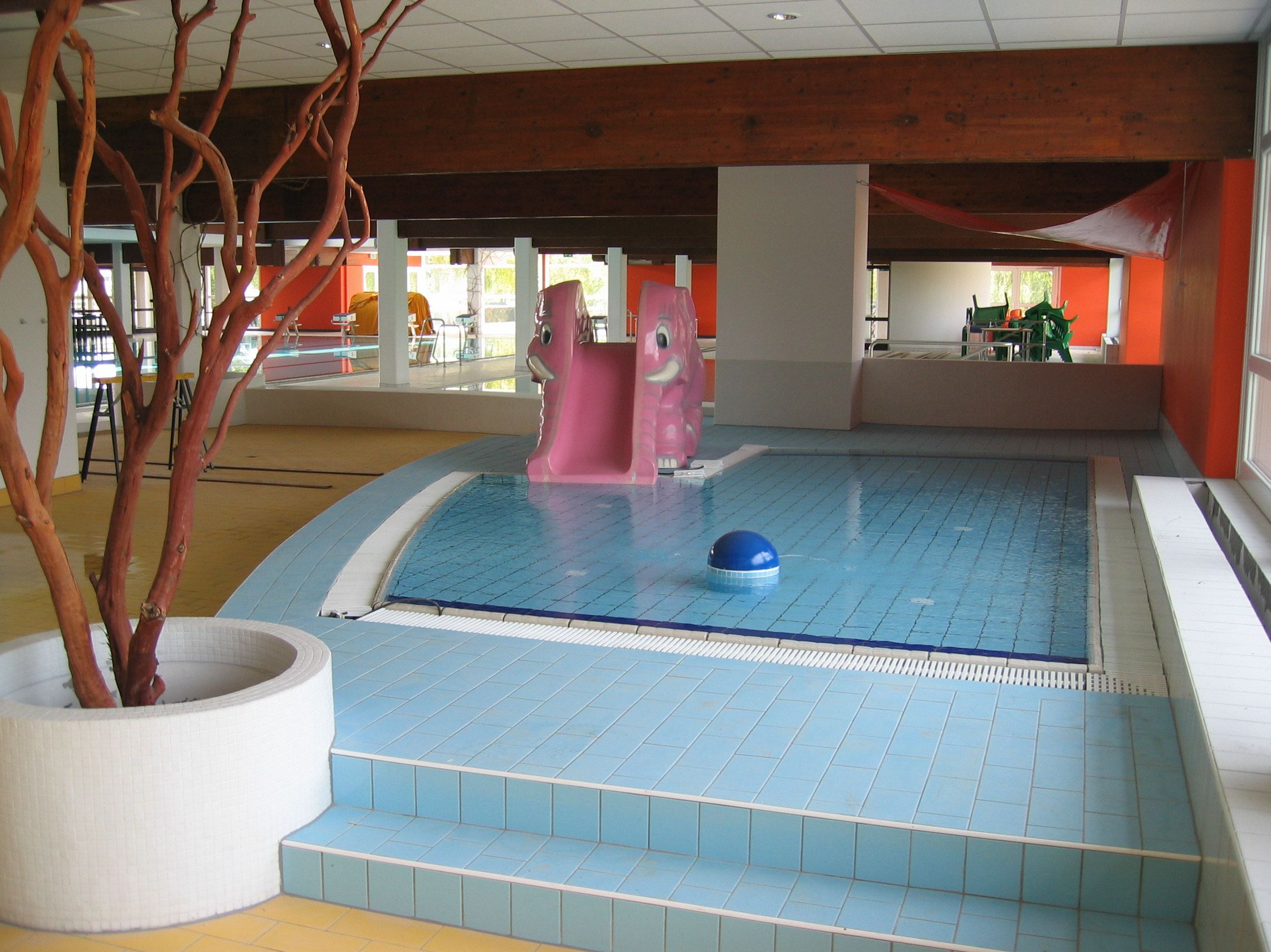 Dětský bazén s růžovou skluzavkou v rekreačním středisku Stockerau.