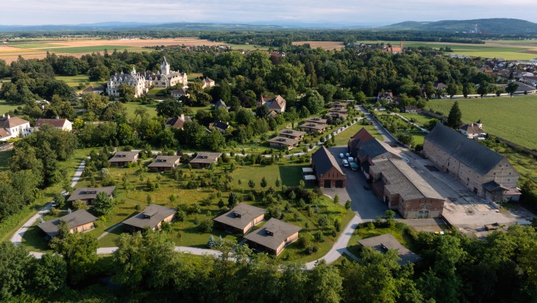 Letecký pohled na Schloss Grafenegg s hradem a okolními chalupami.