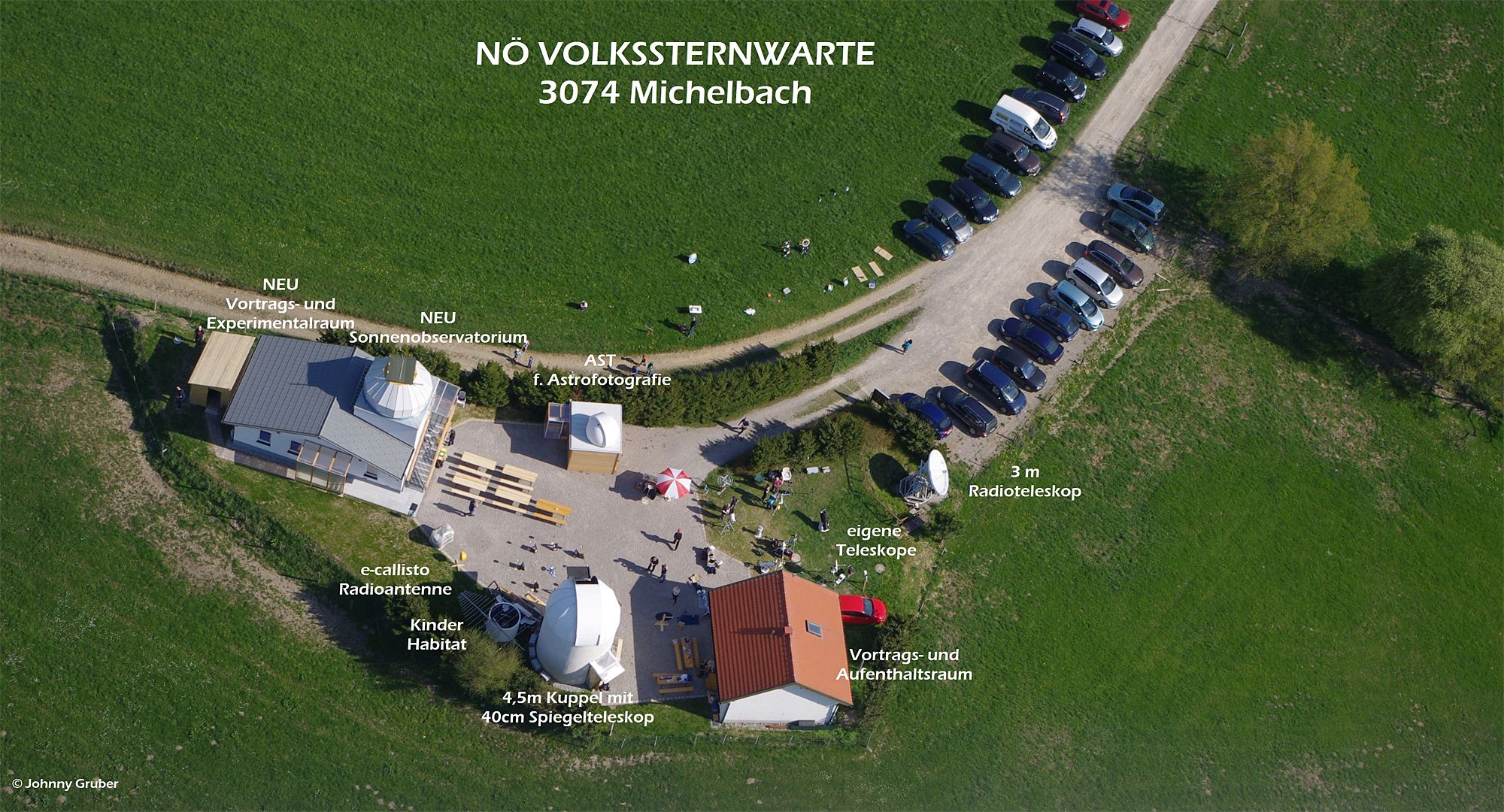 Letecký pohled na hvězdárnu Michelbach s budovami, dalekohledy a zaparkovanými auty.