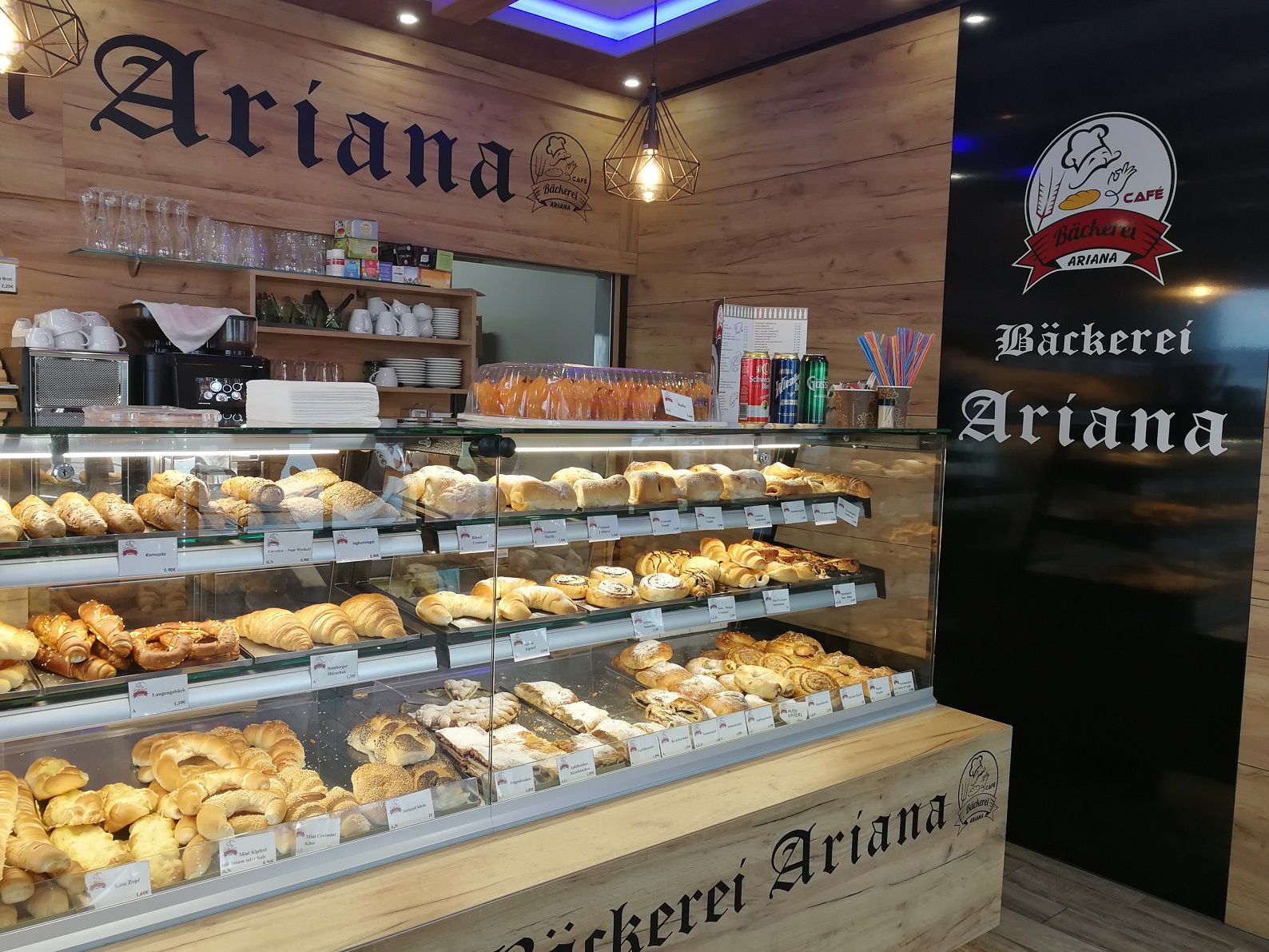 Pohled do interiéru pekárny Ariana s vitrínou plnou pečiva.