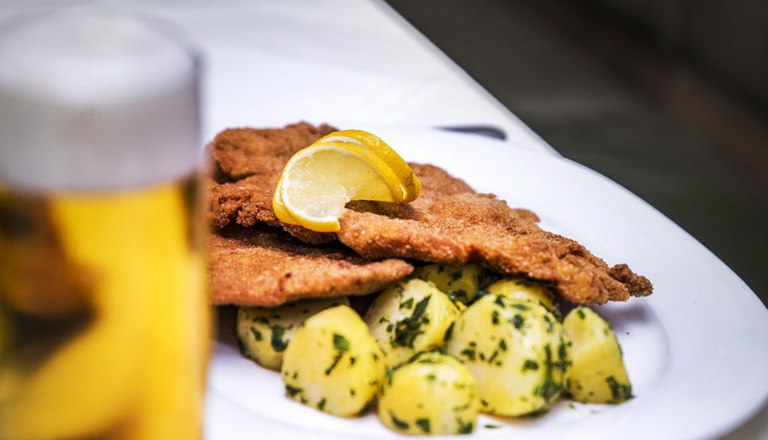 Traditional schnitzel in the town hall cellar, &copy; Rathauskeller Melk