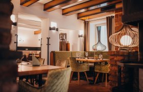 &Uacute;tuln&eacute; prostřed&iacute; s otevřen&yacute;m krbem, &copy; Nieder&ouml;sterreich Werbung/Daniela F&uuml;hrer