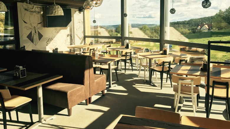 Rasten & Genießen mit Ausblick in der Wexl Lounge, © Wexl Arena St. Corona am Wechsel