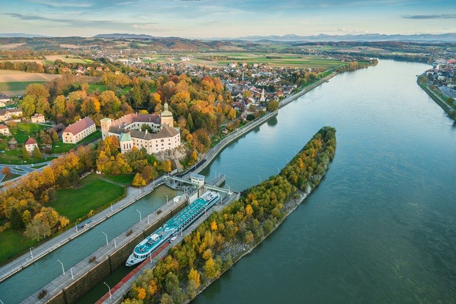 Pohled na hrad Persenbeug a Dunaj shora