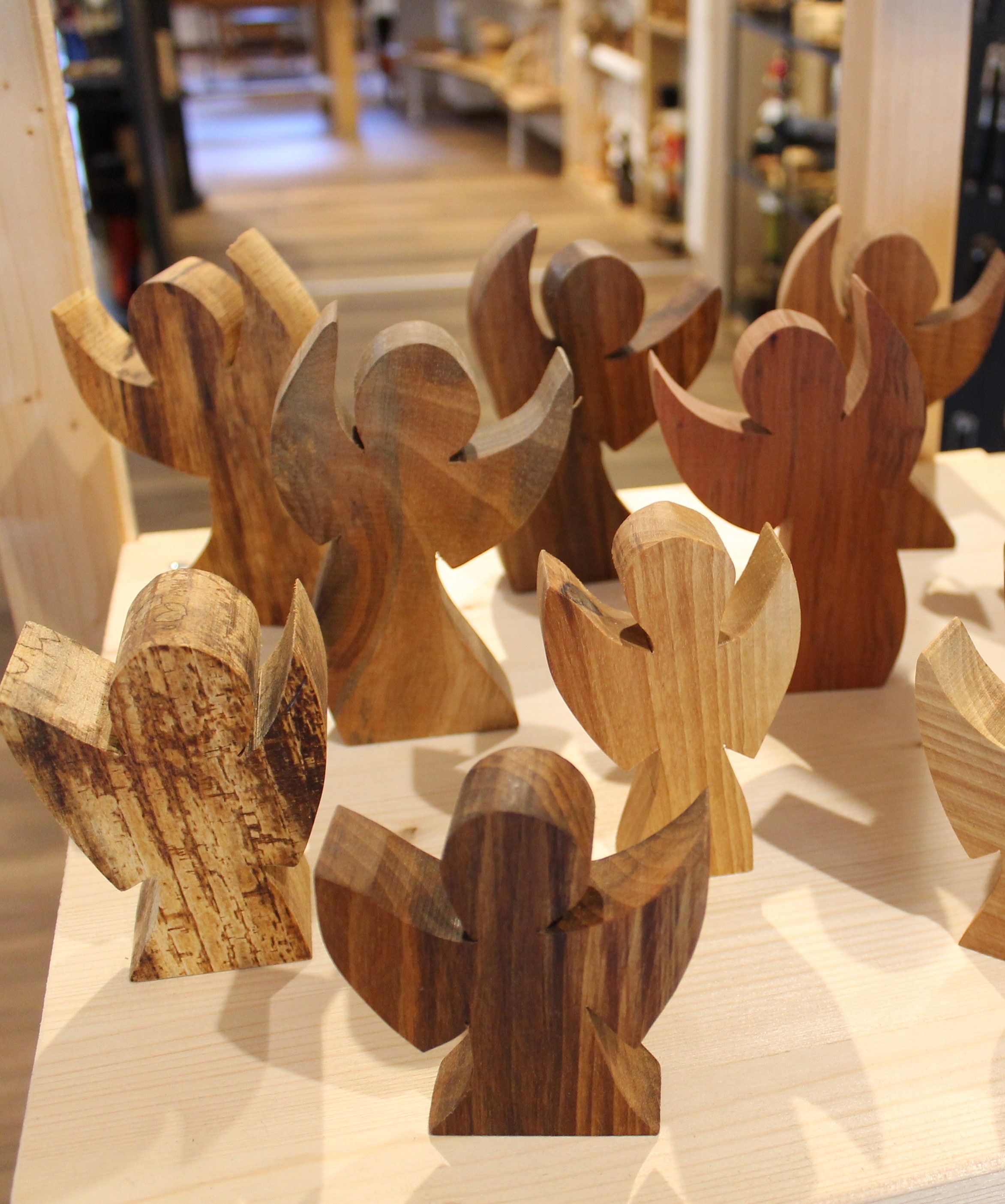 Dřevěný anděl na stole v obchodě.