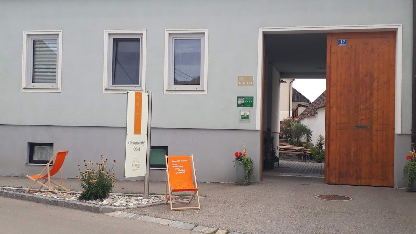 Vchod do vinařství s nápisem "Krell", lehátkem a rostlinami.