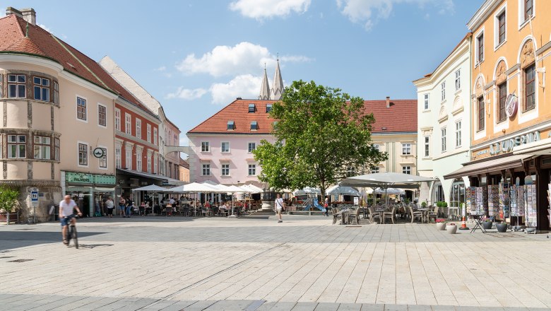 Hauptplatz mit Caf&eacute; Ferstl, &copy; Wiener Alpen/Christoph Schubert