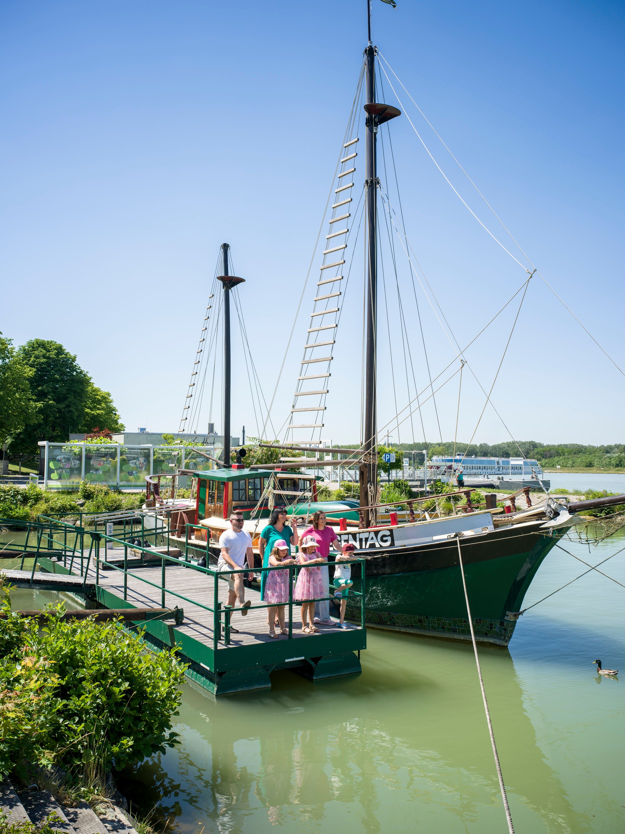 historisches Schiff im Wasser