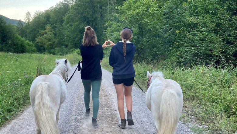 Mia and Julia, © Familie Prack