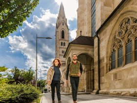 Před katedr&aacute;lou ve Wiener Neustadtu, &copy; Wiener Alpen in Nieder&ouml;sterreich - Bad Erlach