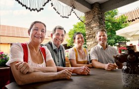 2500px_Mohnwirtfamilie im Hof_©apolt, © Apolt